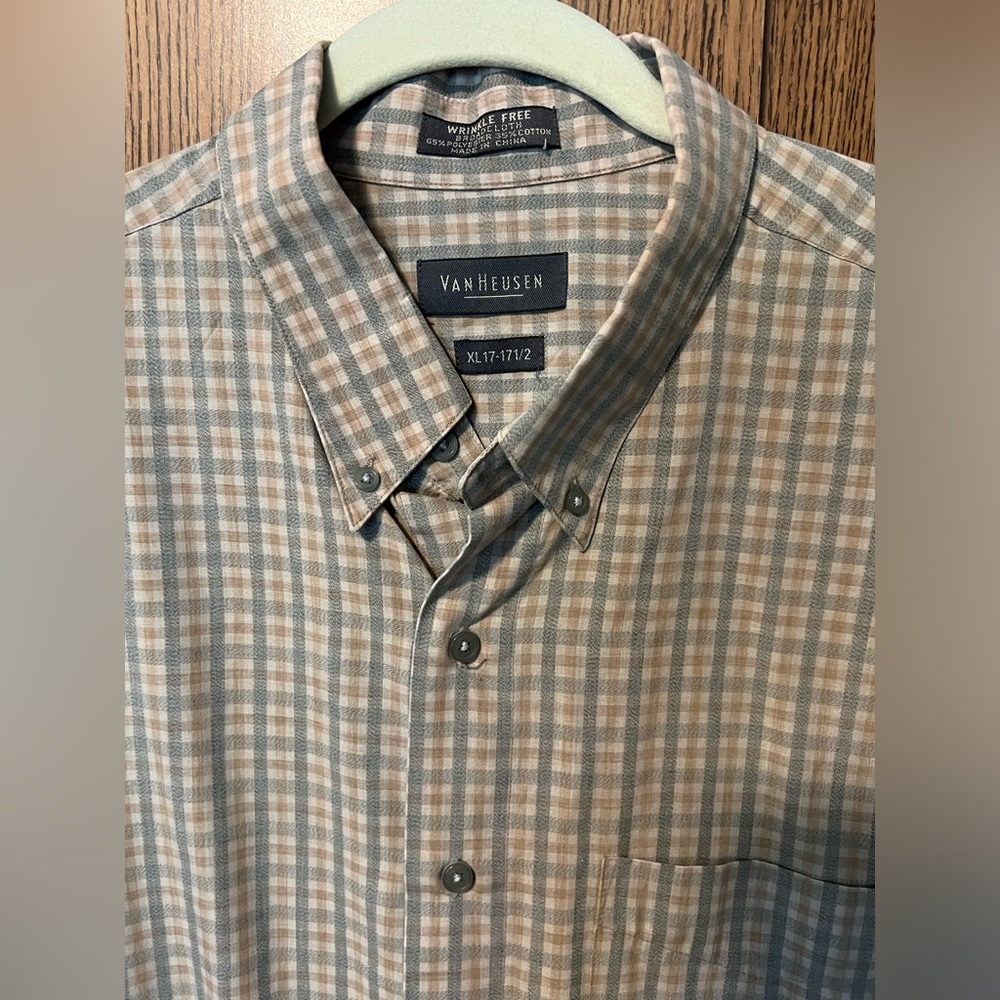 Men’s button front shirt Van Heusen size XL